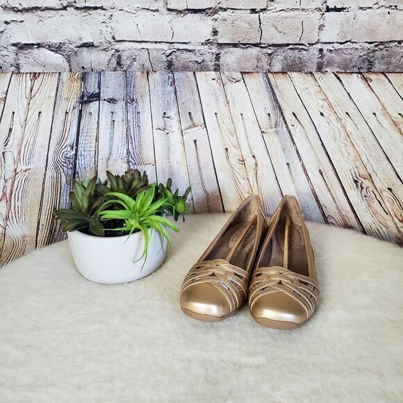 NWOB Life Stride Gold Flat Slip Ons - Picture 2 of 5